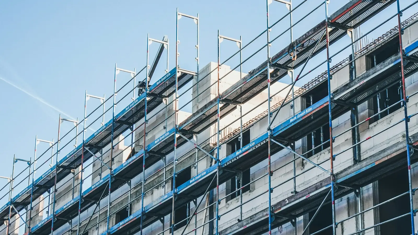 Façade d’immeuble sous échafaudage pendant des travaux d’isolation extérieure